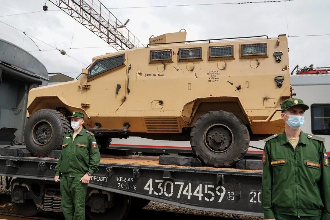 Фоторепортаж: в Екатеринбург привезли Т-90 и военные трофеи из Сирии -  «Уральский рабочий»